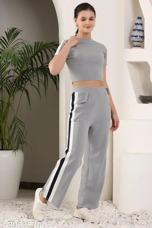 Selecting Fashion Women's Top & Bottom Set Gym Wear.